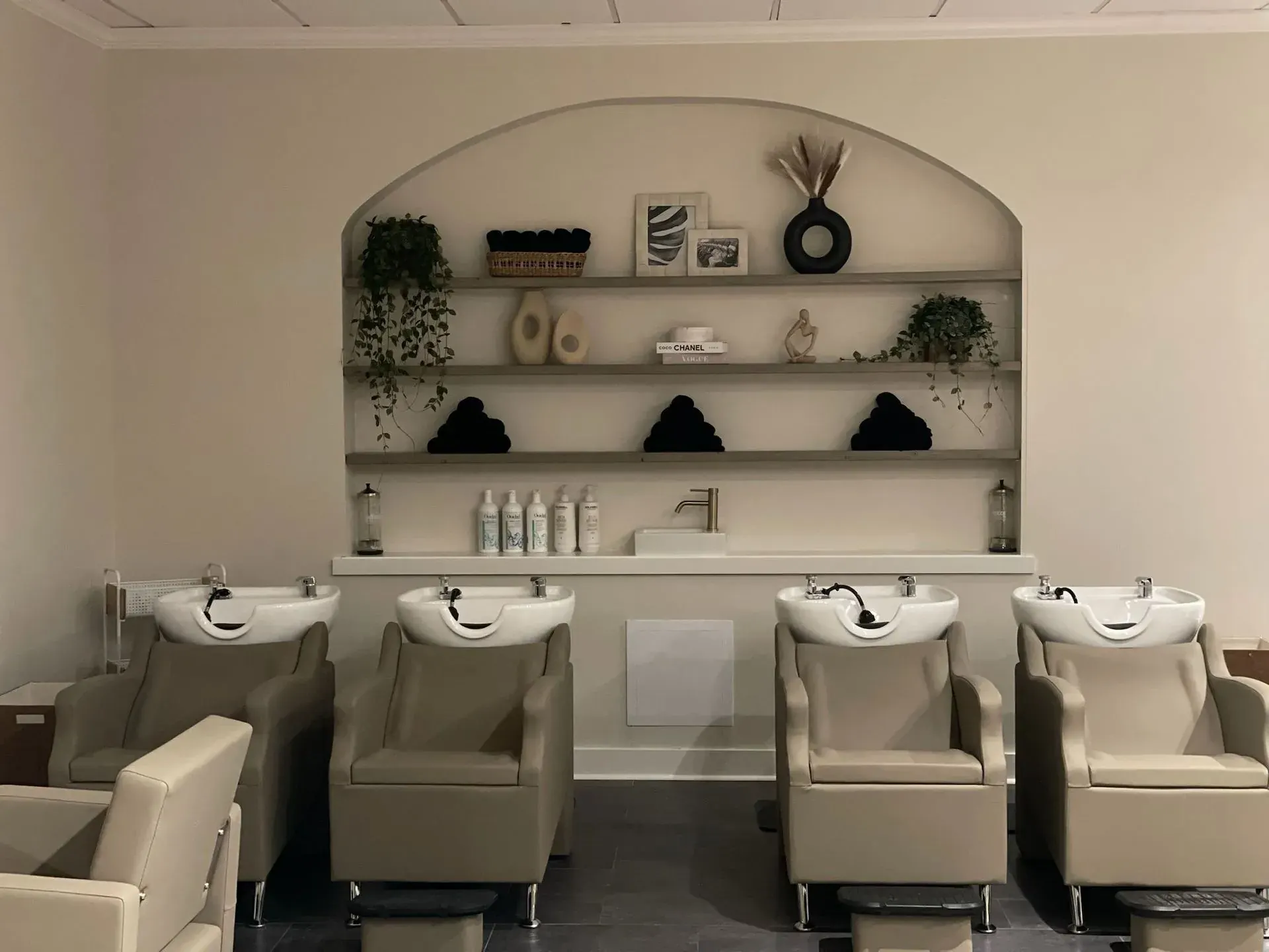 Arched display niche and wash stations in a salon
